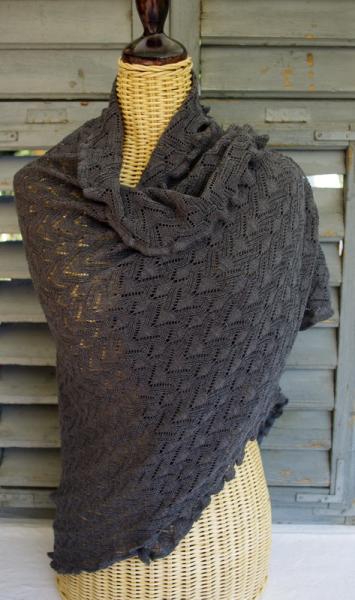 Invero Dreiecktuch Susi stone gewickelt, einhüllend auf Kleiderpuppe